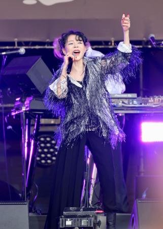 明菜さん熱唱「生きてたぞ！」 大分の野外フェスで、大歓声に｜秋田魁