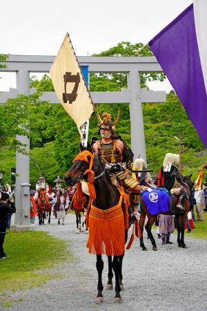 戦国絵巻さながらの騎馬武者出陣 相馬野馬追が開幕、福島｜秋田