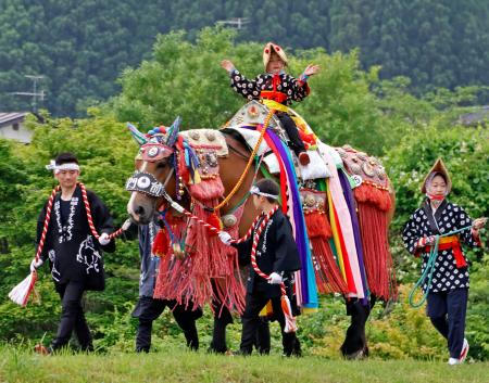 岩手で伝統のチャグチャグ馬コ 装束に700個の鈴、田園に響く｜秋田
