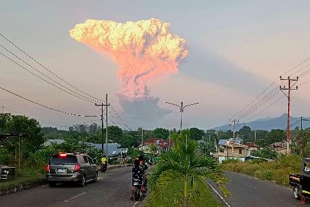 インドネシアで大規模噴火 日本への津波の有無調査｜秋田魁新報電子版