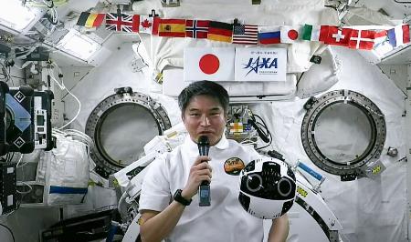 大西飛行士、宇宙から記者会見 「自分にできる全部を」｜秋田魁新報電子版