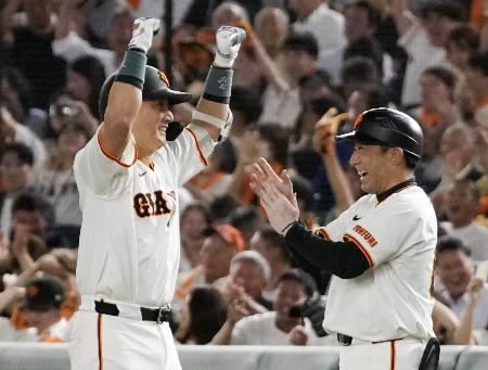巨2―1西（20日） 巨人が逆転勝ち（写真）｜秋田魁新報電子版