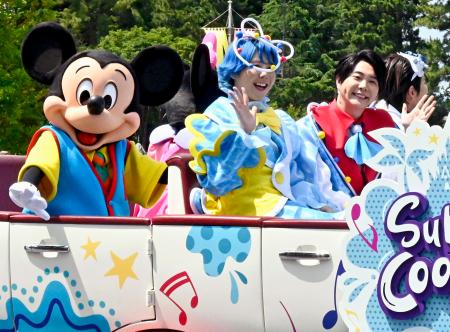 ディズニー、夏はミセスとコラボ メンバーがサプライズで登場｜秋田魁