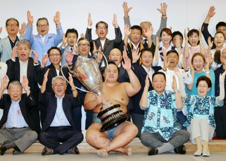 25歳の平幕琴勝峰が初優勝 名古屋場所、新会場最初の栄冠｜秋田魁