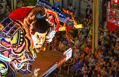 青森ねぶた祭開幕 夜空に巨大灯籠輝く｜秋田魁新報電子版