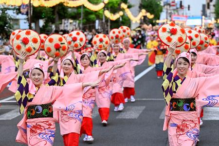 山形花笠まつり」が開幕 色鮮やかな装束で息合った踊り｜秋田魁新報電子版