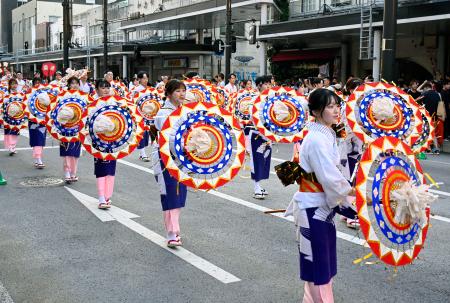 傘踊り、夏夜に響く鈴音 鳥取しゃんしゃん祭｜秋田魁新報電子版