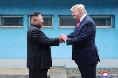 板門店で「私に銃口向けられた」 トランプ氏、金正恩氏と対面時｜秋田