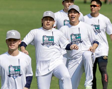 イチローさんの米殿堂入り祝う オリックス、記念Tシャツで練習｜秋田