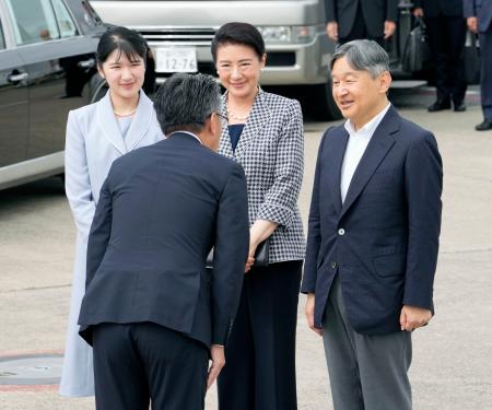 天皇ご一家、長崎到着 原爆慰霊碑に午後供花｜秋田魁新報電子版