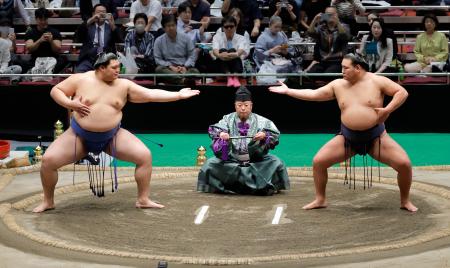 両横綱が「三段構え」披露 相撲協会の百周年場所｜秋田魁新報電子版