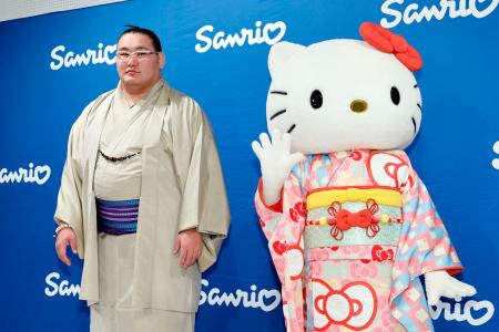 豊昇龍、キティちゃんからパワー 大相撲ロンドン公演で記者会見｜秋田