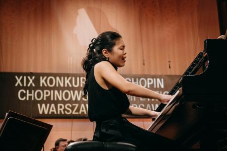 進藤さん、ピアノ演奏に大歓声 ショパン・コンクール本選｜秋田魁新報