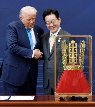 韓国もトランプ氏に金色贈呈品 国宝レプリカ、「好み」と報道｜秋田魁