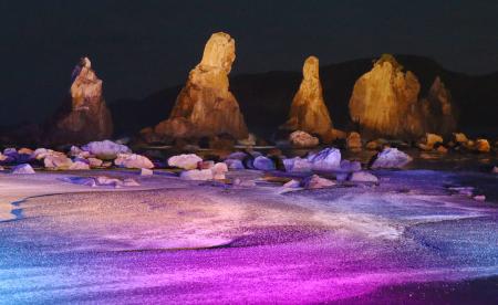 和歌山の奇岩、恒例ライトアップ 天然記念物「橋杭岩」、串本｜秋田魁