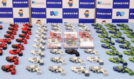 殺傷能力ある「玩具拳銃」流通 愛知県警、半年で157丁回収｜秋田魁