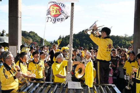 本堂に響く「六甲おろし」 奈良の寺に虎党300人集う｜秋田魁新報電子版