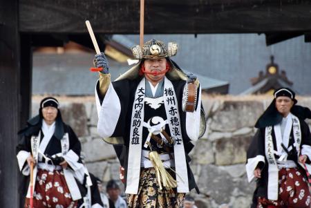 赤穂四十七士行列、堂々と 俳優内藤さんら練り歩き｜秋田魁新報電子版