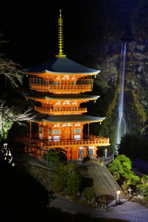 闇に浮かぶ朱色の三重塔 和歌山・那智の滝試験点灯｜秋田魁新報電子版