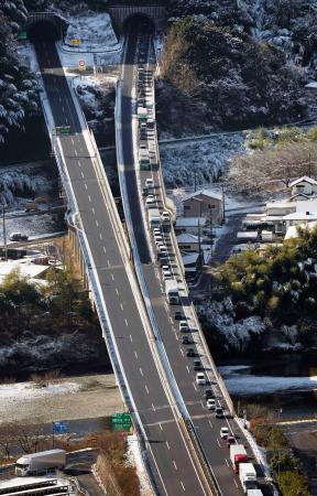 山陽道、雪で30台立ち往生 広島―山口、通行止め解除｜秋田魁新報電子版