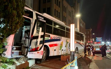 神戸でバスが建物に衝突9人負傷 関西空港発神戸三宮行き｜秋田魁新報