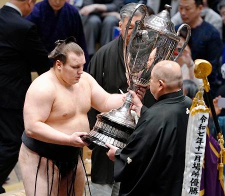 安青錦が2連覇、新大関で優勝 決定戦制す、綱とり挑戦へ｜秋田魁新報