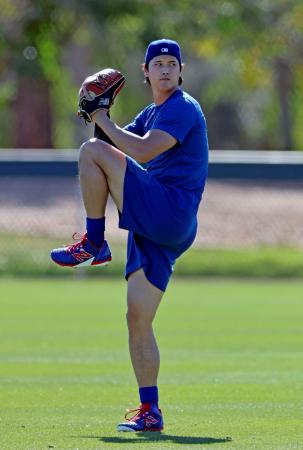 大谷、キャンプ地で自主練 キャッチボールで汗｜秋田魁新報電子版
