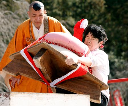 僧侶像 大きな袋を持つ 巨大鏡餅持ち上げ「力」奉納 京都・醍醐寺で五大力さん｜秋田魁新報電子版