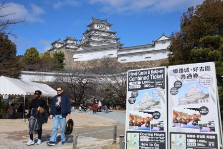 姫路城、3月1日から大幅値上げ 市外客は国内最高2500円｜秋田魁