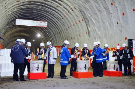 札幌延伸でトンネル貫通式 北海道新幹線｜秋田魁新報電子版