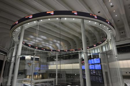 東証、午前終値211円高 一時700円超下げ、方向感欠く（写真