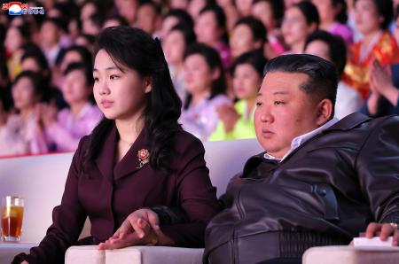 偉大な人間 金正日 逸話集 1989年 北朝鮮 平壌 金正恩氏、女性デー公演観覧 妻と娘同行「苦労に感謝」｜秋田魁新報電子版
