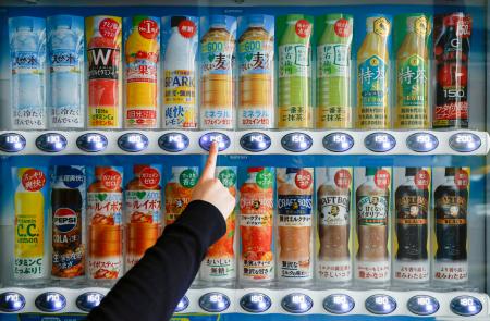 清涼飲料の自販機200万台割れ 過去30年で初、ピーク比2割減