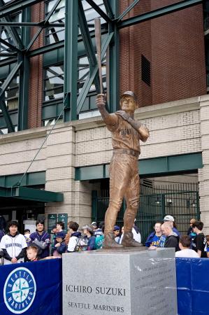 イチローさん、引退試合前日のシアトル地元新聞記事 イチローさん銅像が完成 シアトルの本拠地で除幕式｜秋田魁新報電子版