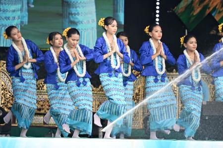 ミャンマーで水かけ祭り 仏教正月「民政移管」後初｜秋田魁新報電子版