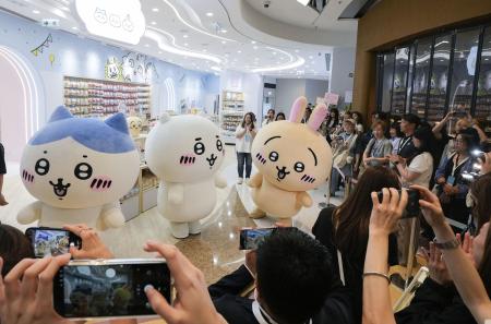 香港に「ちいかわ」グッズ店 商業施設で限定ぬいぐるみが人気｜秋田魁