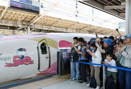 JR西、キティ新幹線が運行終了 8年間で約100万人乗車｜秋田魁