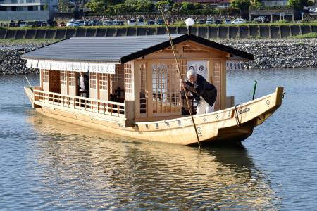 水戸岡鋭治さんデザインの高級船 「長良川鵜飼」、夏にデビュー｜秋田
