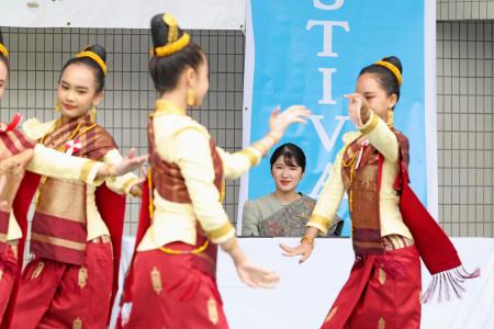 愛子さま、ラオスフェスに出席 伝統衣装姿で舞踊に拍手、東京｜秋田魁