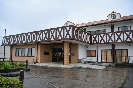 裸で食事させ放置、利用者死亡 障害者施設で虐待、高知県が処分｜秋田