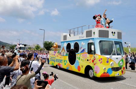 輪島、ディズニーパレードに笑顔 復興へ、ミッキーマウスもダンス