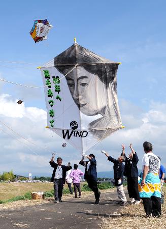 畳8枚の大だこ引っ張れ、新潟 刈谷田川で伝統行事｜秋田魁新報電子版