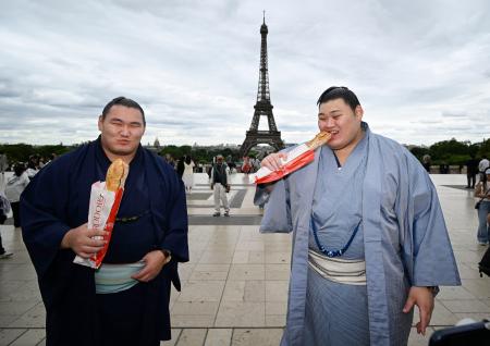 両横綱、パリ観光で笑顔 エッフェル塔でパン頬張る｜秋田魁新報電子版