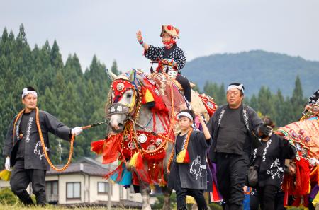 初夏の田園、鈴響かせ行進 岩手、チャグチャグ馬コ｜秋田魁新報電子版
