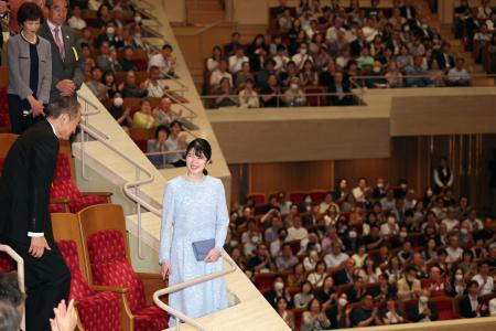 愛子さま、日本フィル鑑賞 創立70周年特別演奏会｜秋田魁新報電子版
