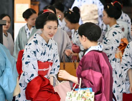 そろいの浴衣で芸上達を祈願 京都の舞妓ら「お千度」｜秋田魁新報電子版