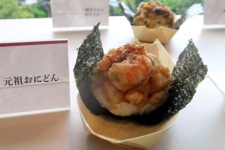 熱々の天丼、握ってみました てんや、新業態のおにぎり専門店｜秋田魁