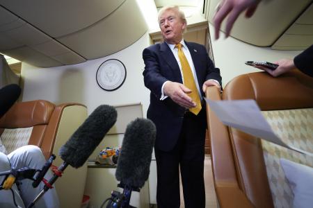 米紙 トランプ大統領 就任 新聞 トランプ政権、米紙記者に召喚状 異例圧力、大統領専用機報道巡り