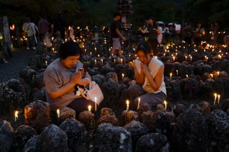 化野念仏寺で「千灯供養」 ろうそくささげ石仏照らす｜秋田魁新報電子版
