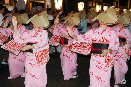 秋告げる「おわら風の盆」、富山 胡弓の音色に編みがさ舞う｜秋田魁